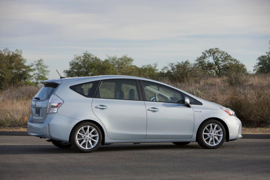  Toyota Prius V 2011 года  (фото 24 из 208)